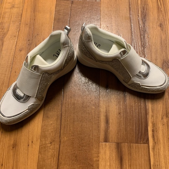 INC International Concepts Women’s White and Silver Sneakers Size 8.5 NWOT - Picture 2 of 7